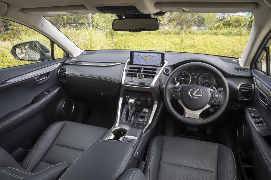 Торпедо Lexus NX300h 2017 года  (AU) (фото 19 из 20)